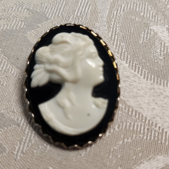 VINTAGE 1970s Black Onyx Ivory CAMEO BROOCH Silver Tone Frame LARGE Statement - Picture 3 of 9